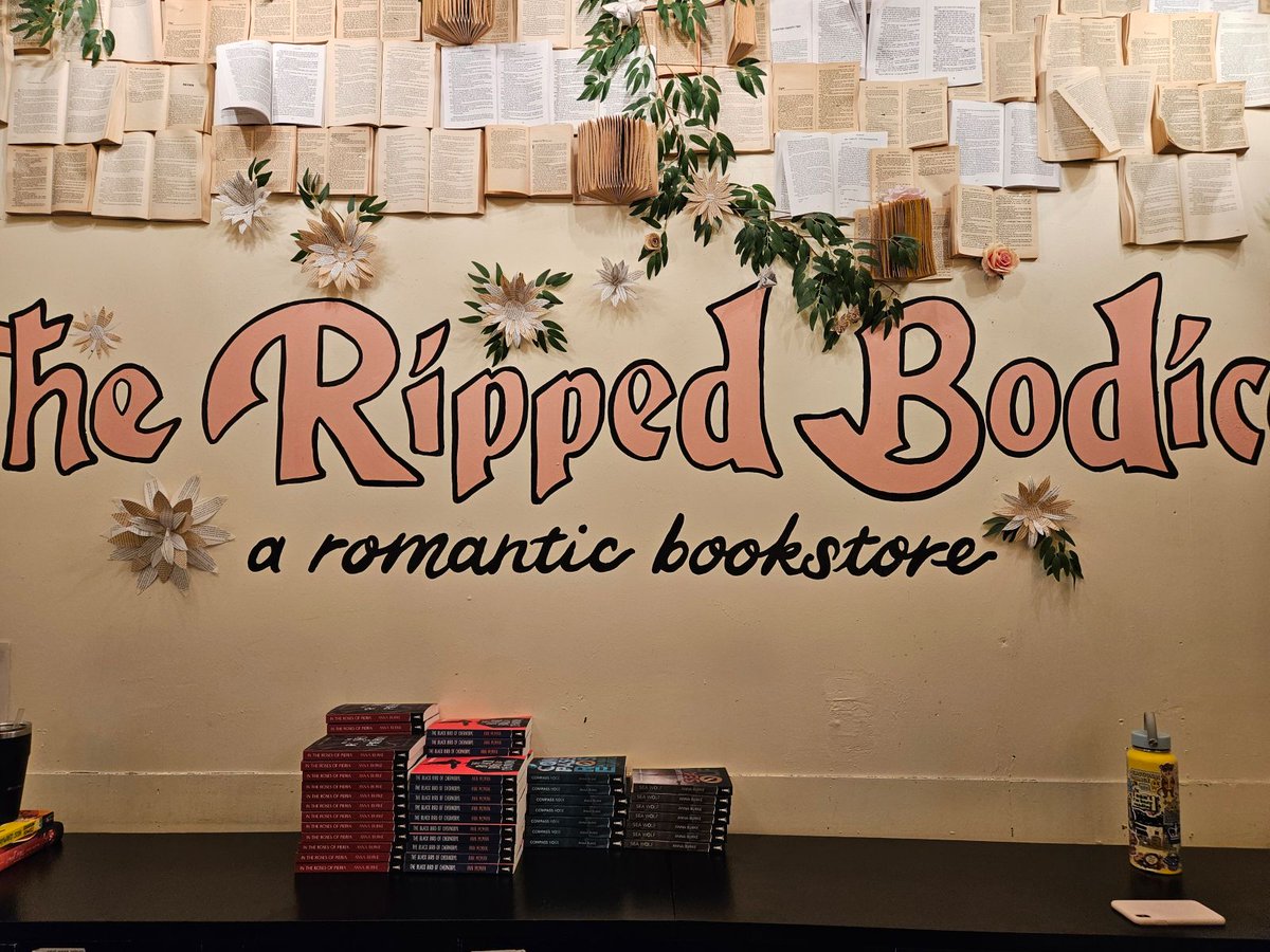 Ann McMan &amp; Anna Burke are about to take over The Ripped Bodice Brooklyn!

Booyah!!!!!!

❤️❤️🏳️‍🌈❤️❤️