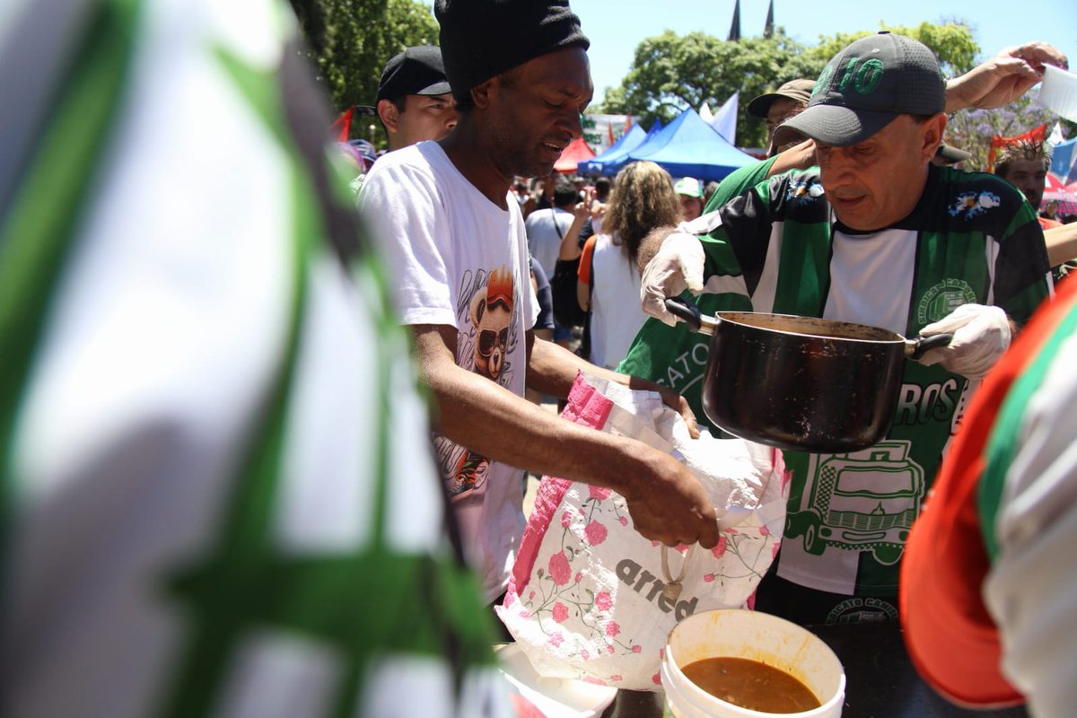 BarriosDePieOk's tweet photo. ¡Ollazo Popular contra el hambre! 🥘

En el marco del paro de transporte desde la UTEP junto a organizaciones sociales y sindicales llevamos adelante una jornada nacional de lucha contra el hambre para visibilizar la situación crítica que viven millones de familias trabajadoras. https://t.co/pvi2J6CeAt