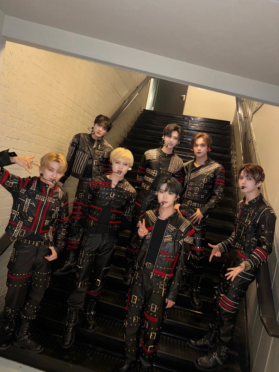 오늘 오랜만에 7드림이랑 공연을 했는데 너무 감동이고 행복했어요 ㅠ 꽃도 시즈니도 다 너무 예뻐요 다시 또 올게요~

Vandaag hebben we na lange tijd weer met 7DREAM opgetreden, en we waren zo ontroerd en blij. Zowel de bloemen als de Czennie zijn prachtig. We komen zeker weer terug~!