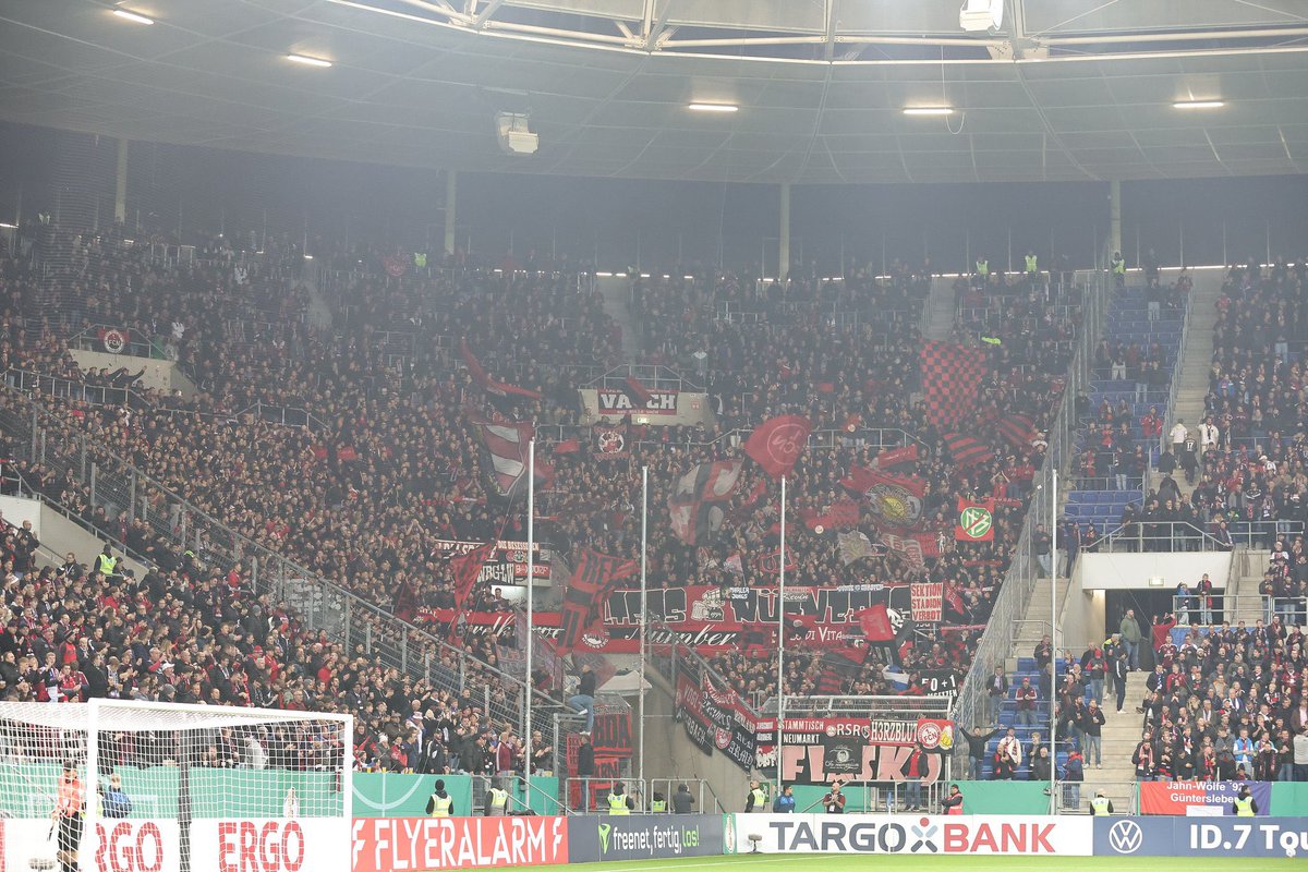 1fcn_1900's tweet photo. 10.000 an einem Mittwochabend. Wir sind größer als irgendwelche Retortenclubs in der Bundesliga, dieser Verein wird nie seine Magie verlieren❤️🖤 https://t.co/BbuqqOZeOq