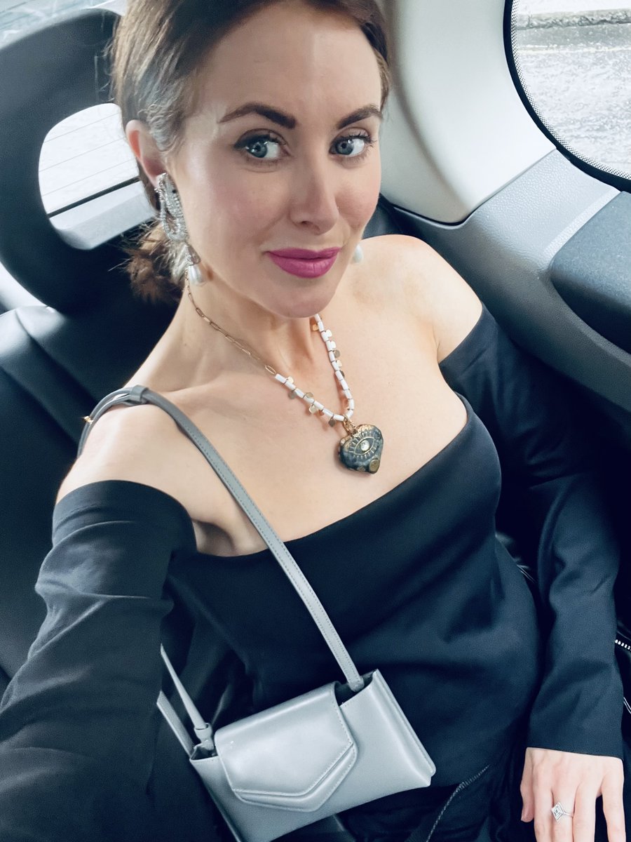 On my way to
@christiesinc to celebrate my friend
@GraceHanglobal who is showing at ‘Asian Art in London’ - open today until 4 Nov Wearing my fave Love Letters bag 💌 #GraceHan #londonart #christies