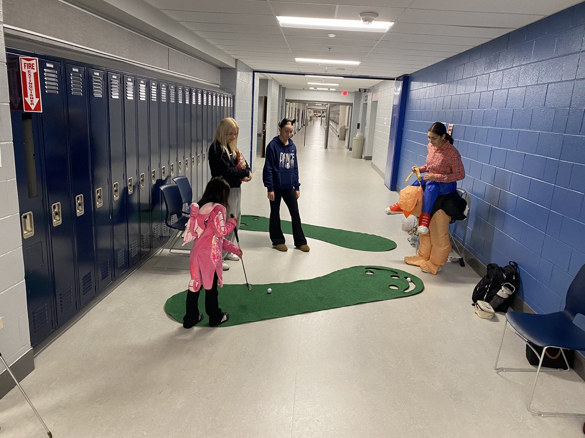 CandaceFikis's tweet photo. West Chicago HS Student Council participating in a fun community event WeGo Spooky this evening. 🎃👻 https://t.co/ZDuAfbSoMh