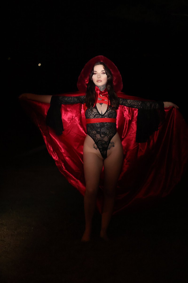 SmallFox699's tweet photo. HAPPY HALOWEEN ๐๐ป
Iโll drain the life from you as I suck out your soul ๐
Rt if youโd love to be devoured ๐
#Misstress #Smallfox #Altgirl #Vampire #Demon #Empress #Haloween #Dome #Findom #Aussie #Shibari #Rt https://t.co/y6JI31LfgR