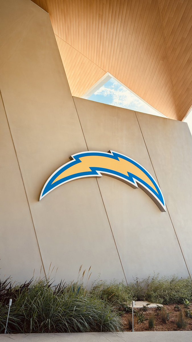 JJWatt's tweet photo. You will be very hard pressed to find a better training facility than this anywhere in the world. 

Place is athlete heaven.  

Touché @chargers https://t.co/cpgEcK4oDy