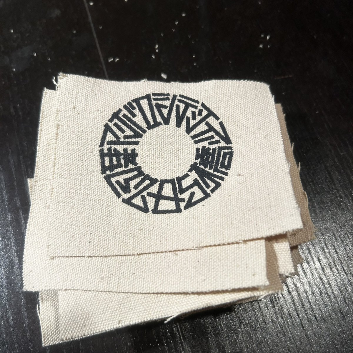 shifteryoshiki's tweet photo. 毎年、お世話になってる幻DAYZで前売チケットを買うと、

このかっけー幻DAYZパッチと徒花パッチが特典です！

今年は何時まで続けましょうかねw

#徒花2024
#幻dayz https://t.co/w7uHkH6fm4