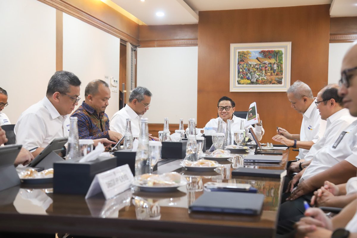 cakimiNOW's tweet photo. Rapat anggaran Kementrian yang dalam koordinasi @kemenkopmRI  di Kantor Kemenko Pemberdayaan Masyarakat.
Hadir 2 Wakil Menteri Keuangan;  Pak Suahasil dan Pak Anggito Abimanyu, 2 Dirjen; Dirjen Anggaran dan Dirjen Perimbangan Keuangan.
Kami membahas program dan anggaran 6 Kementrian dan 1 Badan yang dalam koordinasi Menko PM.
Semoga semua program bisa berjalan sukses.