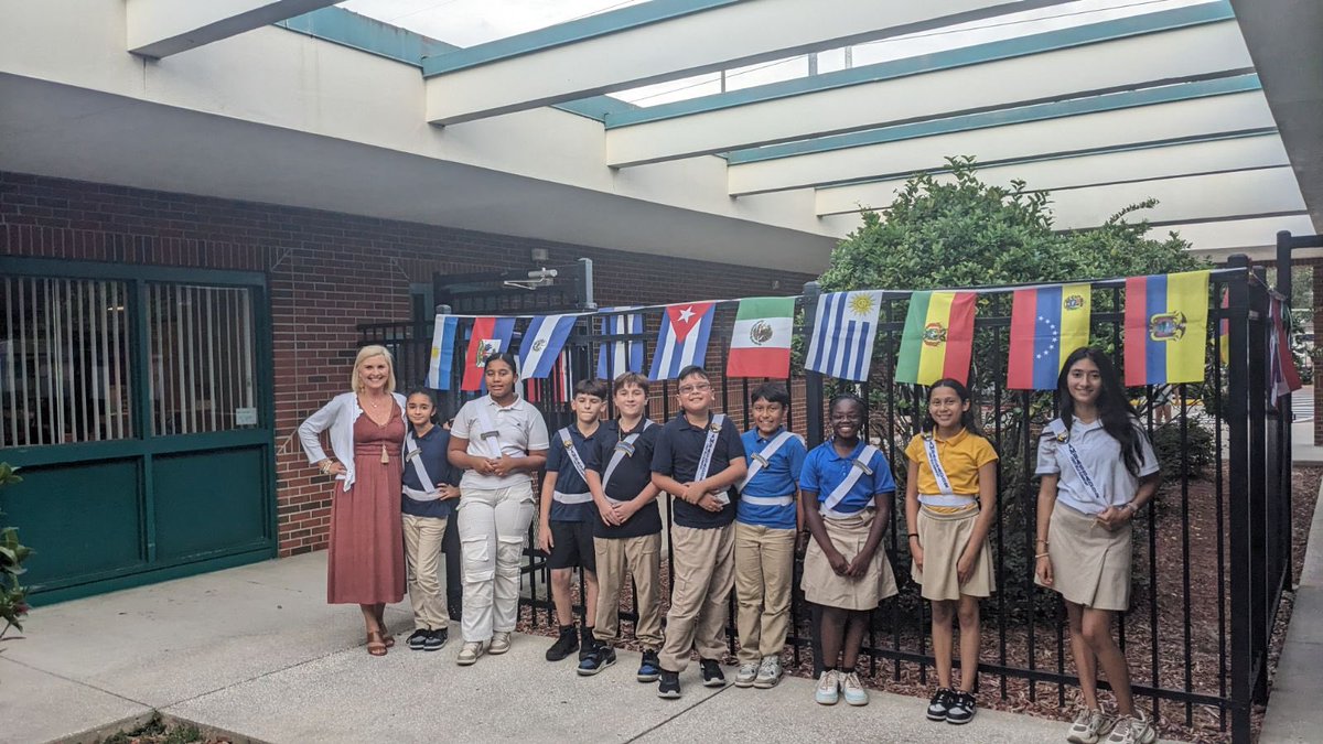 HCPSForestHills's tweet photo. Thank you to our community partners, parents, families,staff members and students who made the Fall Night &amp; Hispanic Heritage celebration a success! Setting the stage for success 🐾🎬 https://t.co/8swDZZYR7L