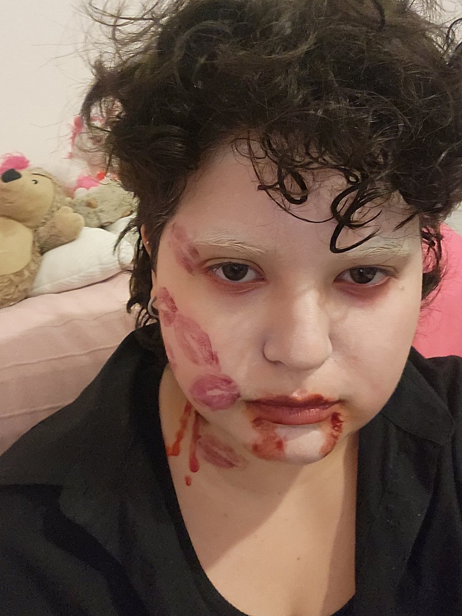 l0ser0cl0ck's tweet photo. spooky #LyOnselcaday <3
#Onlyoneofselcaday https://t.co/dBL31b2e7E