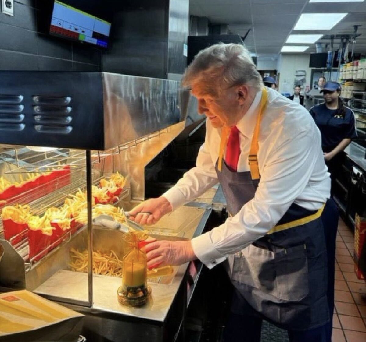 alifarhat79's tweet photo. The economy is so bad right now everyone needs 2 jobs https://t.co/Z1nQ2V3UiD