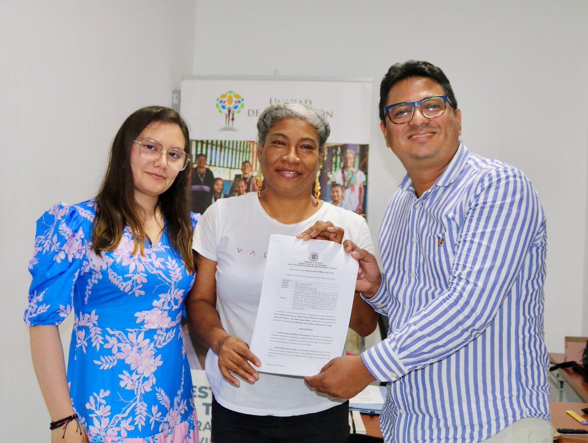 *🎉Queremos compartirles buenas noticias.*

❤️Después de 11 años a la espera de fallo judicial, la lideresa social, *Ayineth Pérez,* recibe por fin sentencia en la que se ordena la *restitución material de su predio.*
Desde la DT Apartadó nos sumamos a su alegría, celebramos con