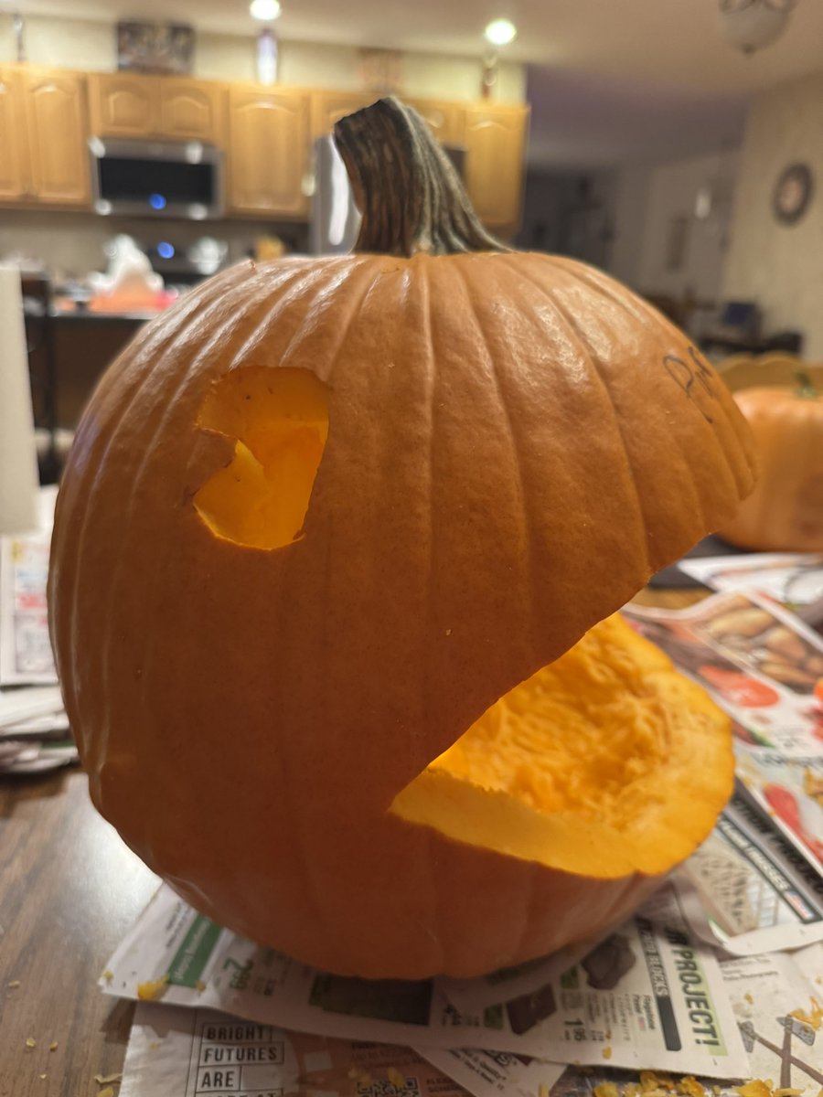 Klayton_Fire's tweet photo. Made a Pac-man Jack o lantern 🟡🎃👍
#pumpkin #JackOLantern #pacman #Halloween #halloween2024 https://t.co/hjspbPaZaz