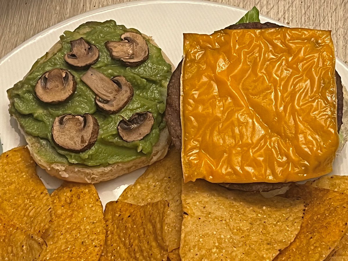 Robotvirgin's tweet photo. Impossible Avocado Cheeze Burger, with Chips!!
.
.
.
.
.
.
.
.
#avocado #avocadolover #vegancheeseburger #veganburger #vegan #veganfood #plantbased #veganism #veganmeat #veganfortheanimals #veganprotein #impossibleburger #pdxvegans #impossiblemeat #govegan #cheeze #vegancheese https://t.co/QlBeAH7qbO