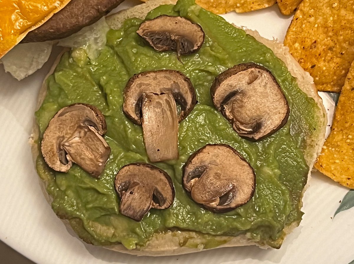 Robotvirgin's tweet photo. Impossible Avocado Cheeze Burger, with Chips!!
.
.
.
.
.
.
.
.
#avocado #avocadolover #vegancheeseburger #veganburger #vegan #veganfood #plantbased #veganism #veganmeat #veganfortheanimals #veganprotein #impossibleburger #pdxvegans #impossiblemeat #govegan #cheeze #vegancheese https://t.co/QlBeAH7qbO