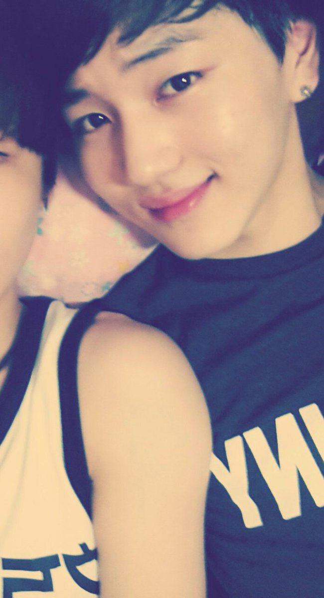 Springviolette's tweet photo. Hyunggu was sharing his old pics with friends 

- Ab6ix Woong, 2013
- TXT Yeonjun, 2014 
- Suzy, 2011 
- Got7 Yugyeom, 2013 

He has always been such a social butterfly 😭 https://t.co/tmRSs5j32T