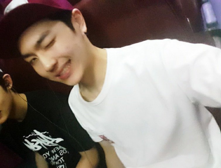 Springviolette's tweet photo. Hyunggu was sharing his old pics with friends 

- Ab6ix Woong, 2013
- TXT Yeonjun, 2014 
- Suzy, 2011 
- Got7 Yugyeom, 2013 

He has always been such a social butterfly 😭 https://t.co/tmRSs5j32T