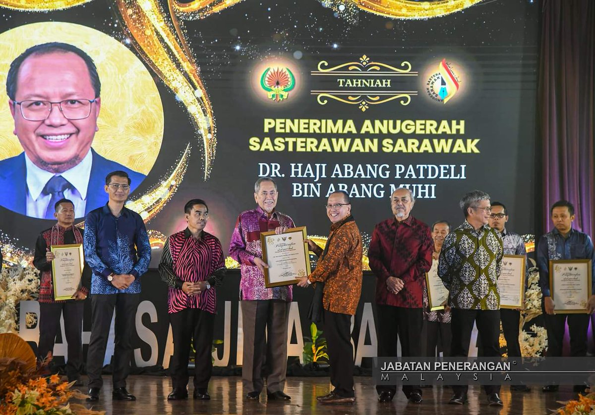 Majlis Anugerah Sastera Sarawak ke-11 disempurnakan oleh Yang di-Pertua Negeri Sarawak, Tun Pehin Sri Dr. Wan Junaidi Tuanku Jaafar di Dewan Undangan Negeri (DUN) Sarawak di sini, malam semalam
