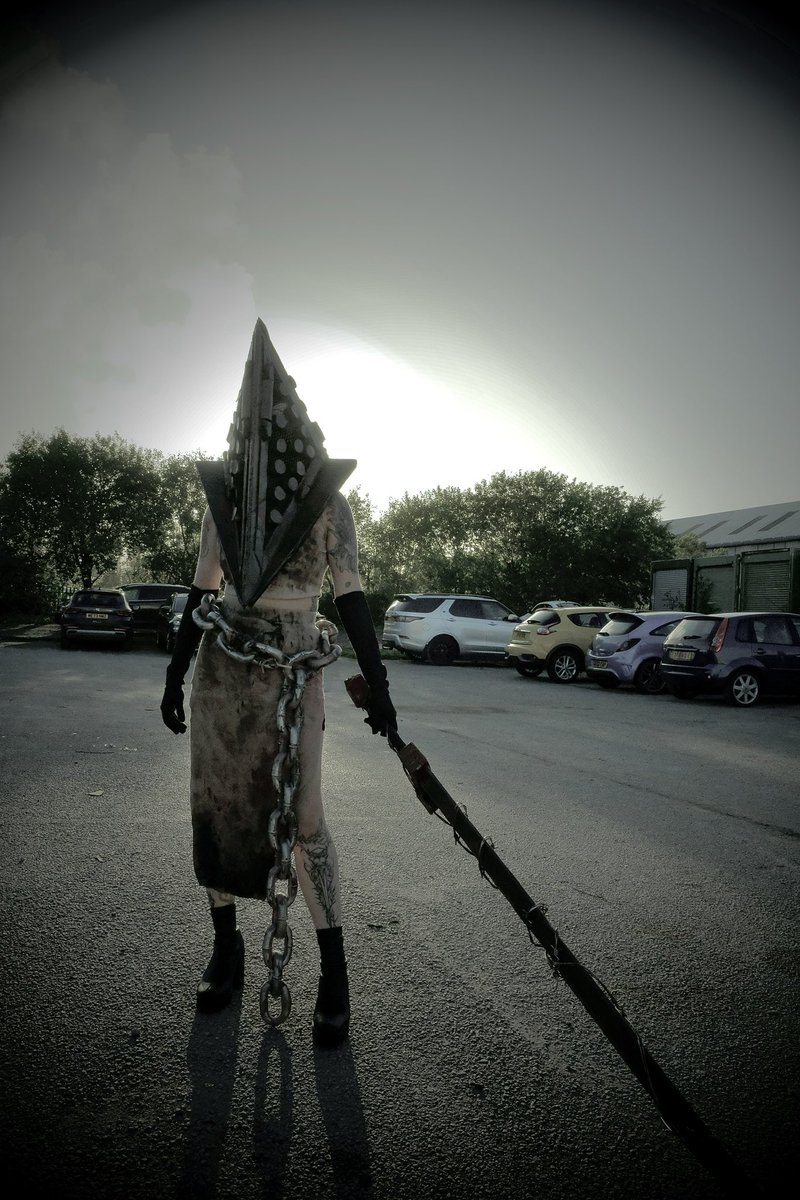 zesinababy's tweet photo. @ftlohorror my first ever convention were i brought my pyramid head cosplay to life, was a great experience!  
#ftloh #silenthill #silenthill2 #pyramidhead #cosplay #horrorcon https://t.co/MDy2z6nTa5