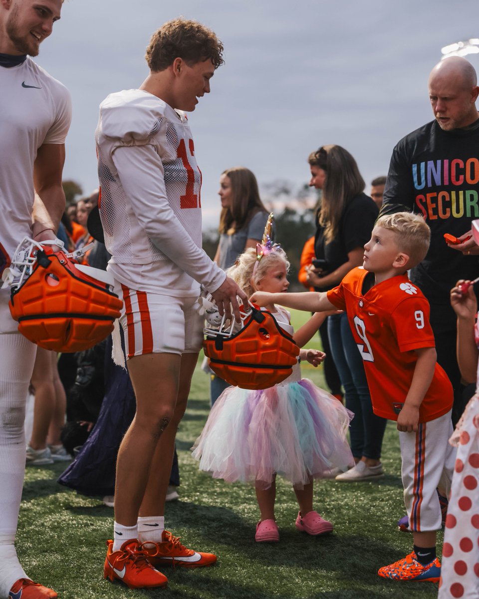 ClemsonFB's tweet image. The best way to end practice 🍬