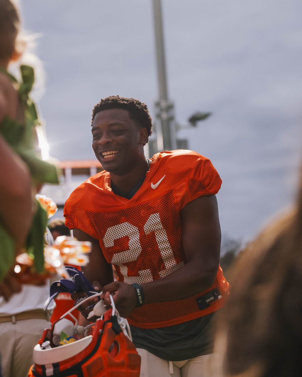 ClemsonFB's tweet image. The best way to end practice 🍬