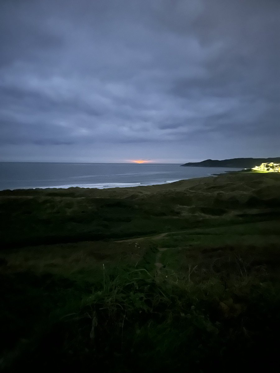 widgeonmay's tweet photo. More photos of unusual glow on horizon north of Woolacombe. Would love to find out what this was. #explosion #fire #devon Woolacombe #weird #phenomenon #horizon #bristolchannel https://t.co/71tt7lUYW5