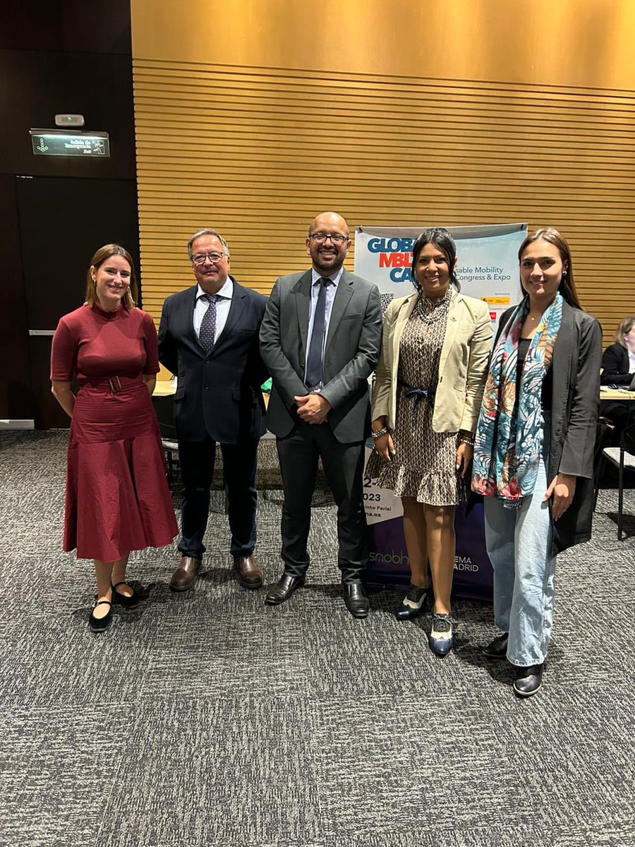 How2GoColombia's tweet image. Hoy participamos en el Encuentro Anual del #ClústerdeLogísticayMovilidad en la @camaracomerbog. Aquí junto a líderes del sector como Mario Fontalvo director #ClústerLogística de la #CCB y Francisco de Ecodriver. ¡Impulsando soluciones sostenibles para conectar al país! 🌐🚛