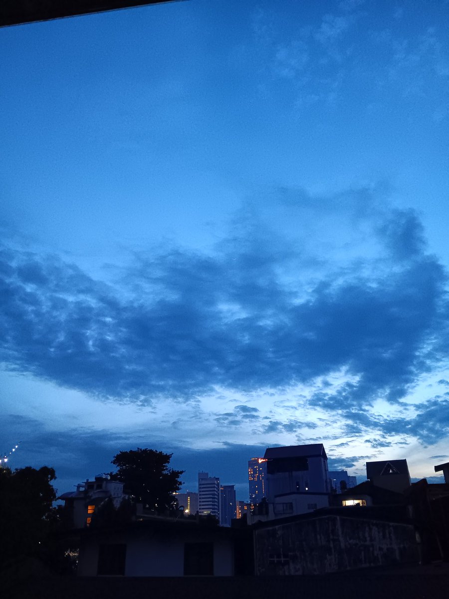 daamoneee's tweet photo. Serenading the sky's beauty https://t.co/Z2PM9YuWHE