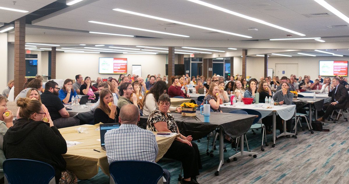 ksdehq's tweet photo. On Oct. 29th KSDE employees participated in the annual #CrunchOff. Each person had the opportunity to have an apple or a pear! Tag us to show us your โcrunches!โ https://t.co/dMDWG2k9wU