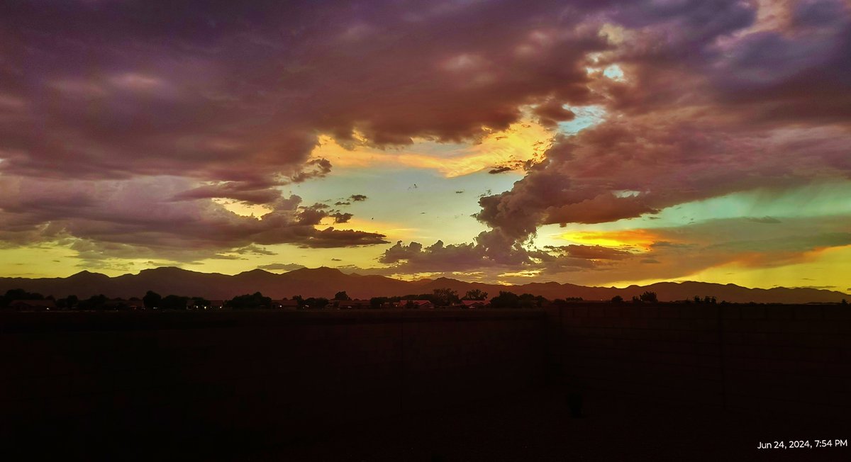stevekirwan's tweet photo. STEVE'S SUNSET PICTURES:
(Near Phoenix, AZ, from our backyard)
#SunsetPicture https://t.co/VxPNnpnc4v