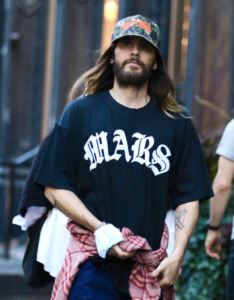 Out and about looking so fine ❤️‍🔥❤️‍🔥❤️‍🔥 #JaredLeto
📸 vk.com/jaredleto