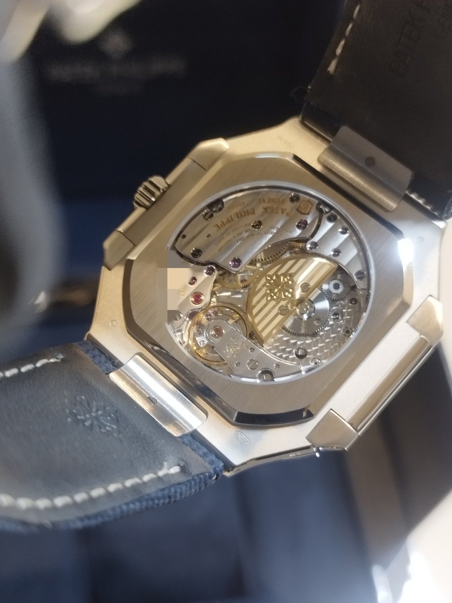 PrevalMagazine's tweet image. 早くも入荷しました🆕
パテックの新作キュビタス⌚
こちらはプラチナケースのプチコンです。
6時位置のケースサイドにはダイヤが埋め込まれています💎

以前ポストした通りで、実物を見ると思っていたよりもカッコイイです…。

ナノローターの仕上げも斬新で、造り込みの勝利といった感じ。
#cubitus