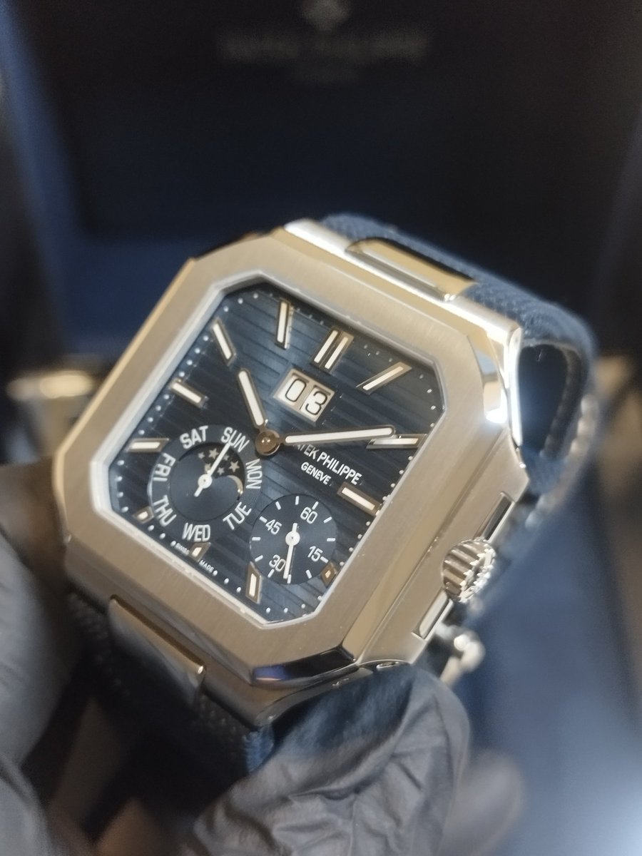 PrevalMagazine's tweet image. 早くも入荷しました🆕
パテックの新作キュビタス⌚
こちらはプラチナケースのプチコンです。
6時位置のケースサイドにはダイヤが埋め込まれています💎

以前ポストした通りで、実物を見ると思っていたよりもカッコイイです…。

ナノローターの仕上げも斬新で、造り込みの勝利といった感じ。
#cubitus