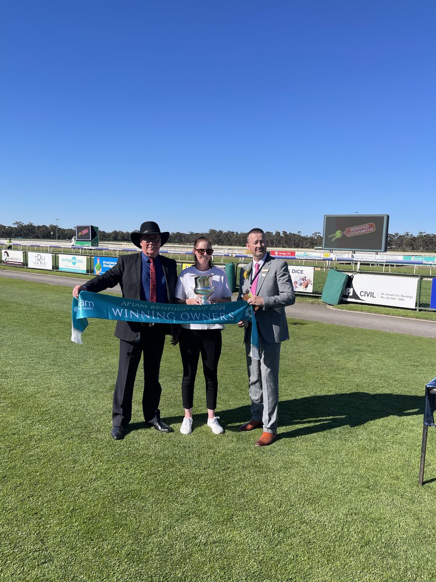 1000giggles's tweet photo. Outstanding #Apiam @_BendigoJC 🏆 #24 Great racing&crowd. Congrats all winning owners #SeaKing @H_Eustace many thx all owners sponsors members patrons @PScullie @JackLyons72 Committee&Teams @bakes47516205 & @Country_Racing Teams https://t.co/DwxgS3uozf