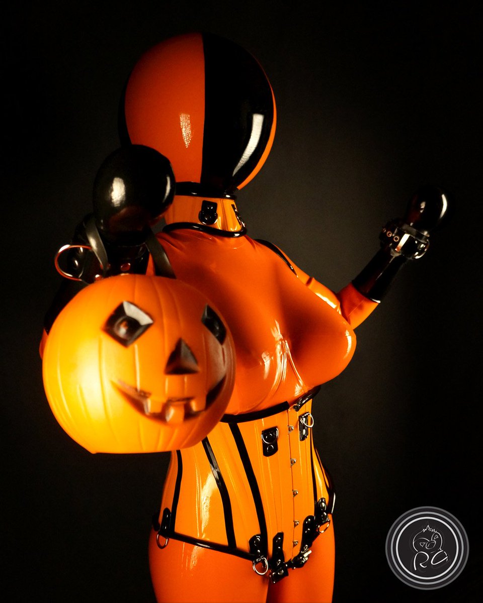 RChinguin's tweet photo. Happy Halloween 🎃👻 Eve!!!Coming this Saturday: my one year anniversary reflection post ! Stay tuned for tomorrow we also have a special edition Halloween picture!
#rookie #noobie #latexgirl #heavyrubber #latexfashion #latexdoll #alternativegirl #shiny #confidence #theregion https://t.co/x2lTVa5aU3