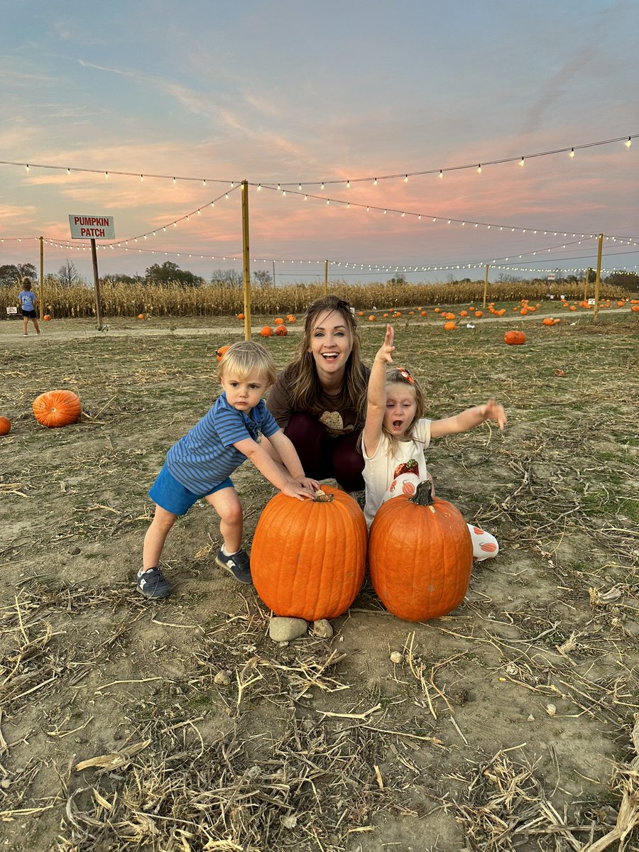 KristaMcEnany's tweet image. Squeezed in one last trip to the pumpkin patch 🎃 🌽 Thank you, #HoganFarms for a great time on this beautiful evening. And we just LOVED the addition of the lights this year 😍 #pumpkinpatch #cornmaze