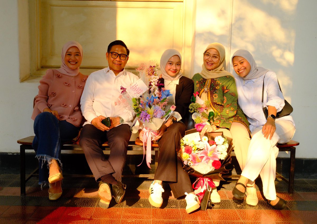 Alhamdulillah wasyukrulillah,
Tahaddust binnikmah; anakku Egalita Azzahra lulus Sarjana Kedokteran UI, 
Terimakasih atas bimbingan dan doa semuanya, semoga bermanfaat untuk bangsa