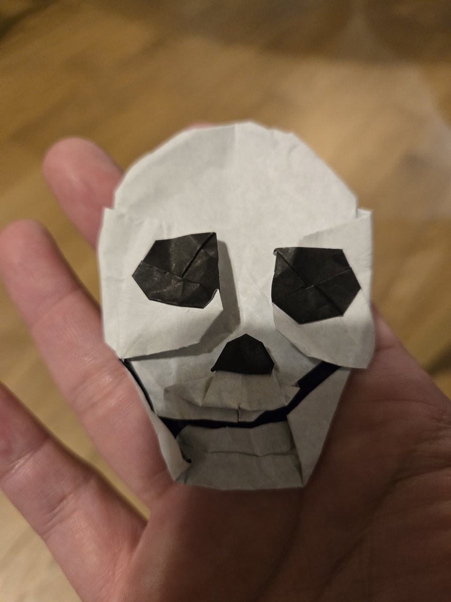 takumaric8's tweet photo. Skull origami work.
Kids work up early to get ready for Halloween. https://t.co/whNTXM9kk4