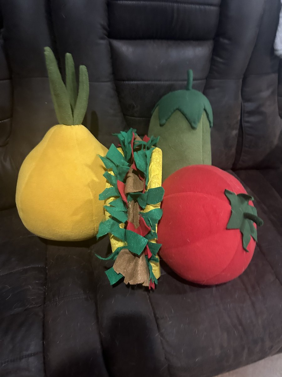 MrsGrayMarlin2's tweet photo. #pugtalk Halloween 2024 Pugs Making Salsa 🍅🧅🌶️🌮 #HowdeeThePug onion #WyleeThePug taco #PenelopeeThePug Jalapeño #LuceeThePug tomato
Taco costume made by us!!!! https://t.co/kq86EMJ2Zn