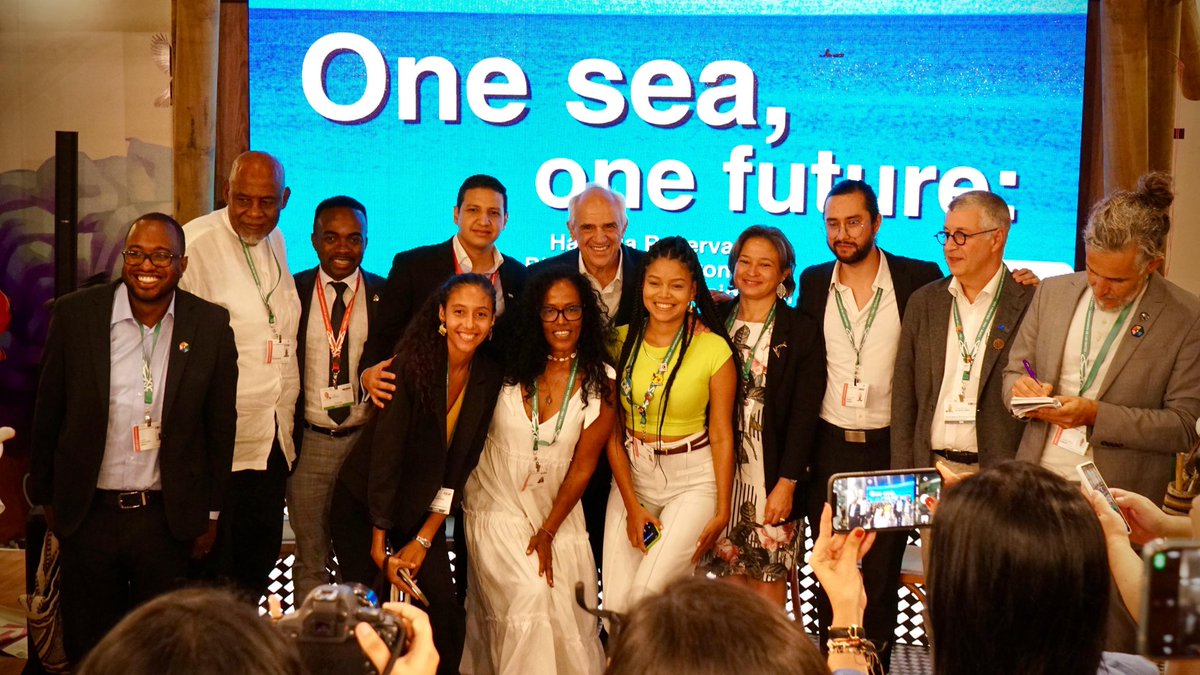 MinAmbienteCo's tweet photo. "En el Caribe tenemos una responsabilidad social y ambiental: proteger el tercer banco coralino del mundo, un ‘maritorio’ vital para la población raizal. Hoy, proponemos un pacto de paz con el mar Caribe.”: expresidente @ernestosamperp en el lanzamiento de la Reserva de Biósfera 🌊