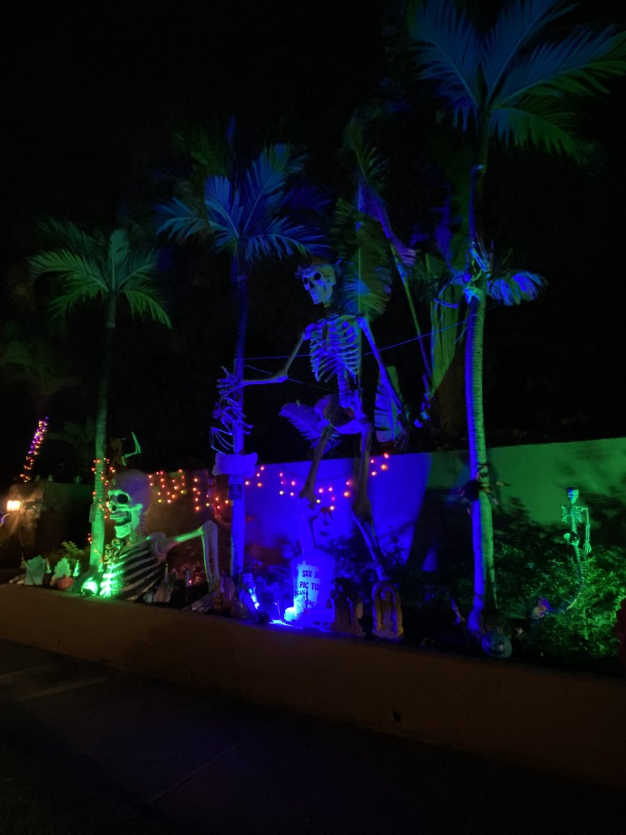 diamondheaddave's tweet image. Are you ready for Halloween? This home down the street on Kilauea has been impressive to see the last few weeks 🎃 

#halloween #honoluluhalloween #betterinblue