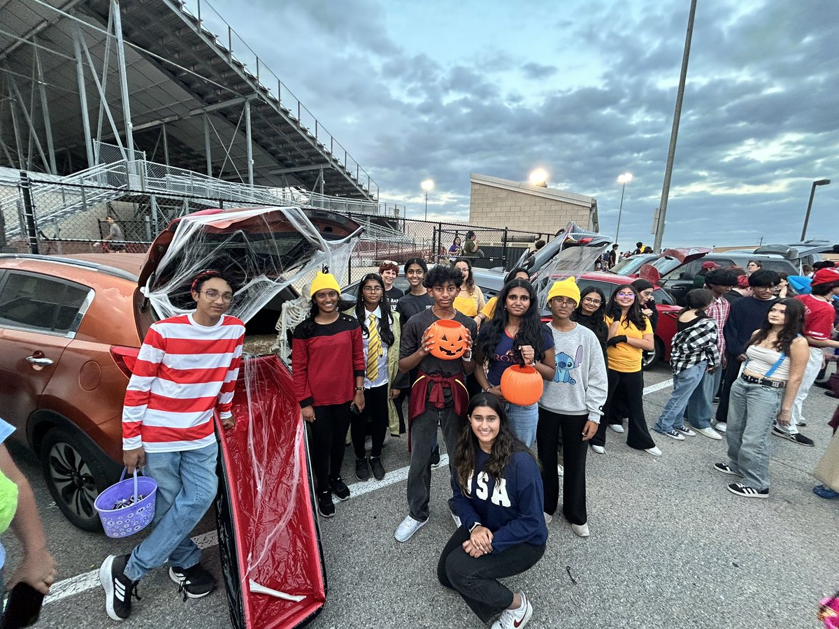 Jo Ann Tanzer (@roaring_doi) on Twitter photo Love the creativity of LHS and their feeder patterns! Trunk or Treat fun! <a href="/LeanderHS/">Leander High School</a> Love the creativity of LHS and their feeder patterns! Trunk or Treat fun! <a href="/LeanderHS/">Leander High School</a>