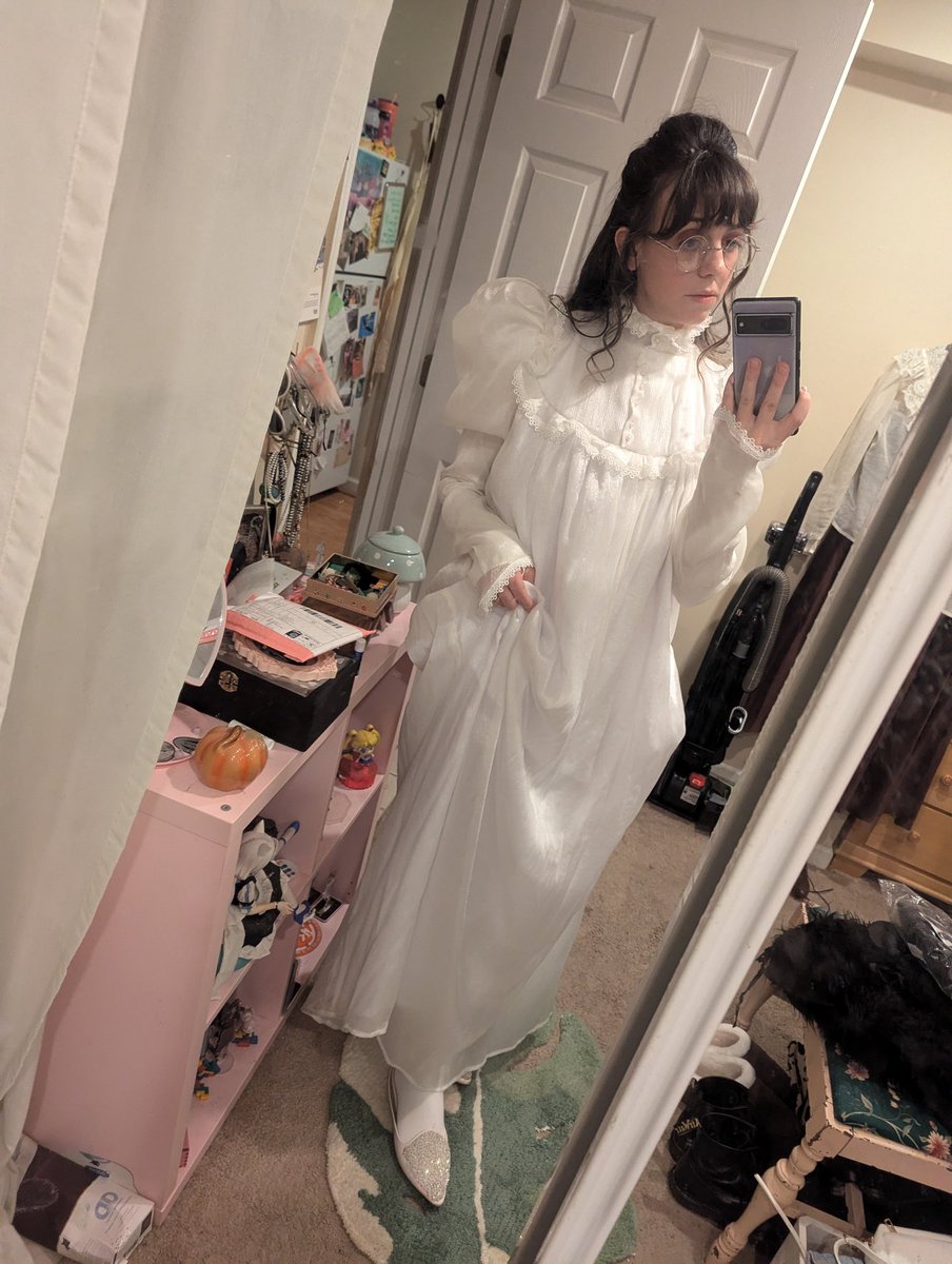 For Hallowednesday, I was a ghosty Gothic heroine🕯️which lined up perfectly with the release of Come Find Me from <a href="/DSTLRY_Media/">DSTLRY</a> yayyyy! 💀

Sidenote I was expecting it to be much chillier, but the temps ended up hitting the high 70s so I deeply regretted my thermal layers