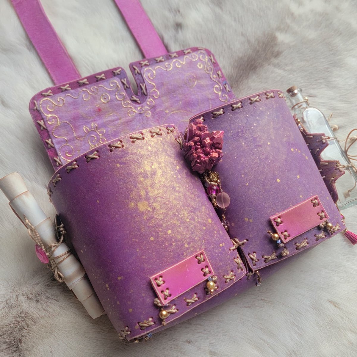 This one goes out to all you Barbie lovers getting ready to flood the streets with pastel pink this Halloween. :)
You can get your own adventure pouch in any custom color via the shop here. :) 
etsy.com/shop/ArcherInv…
Have a splendid evening all. 🩷