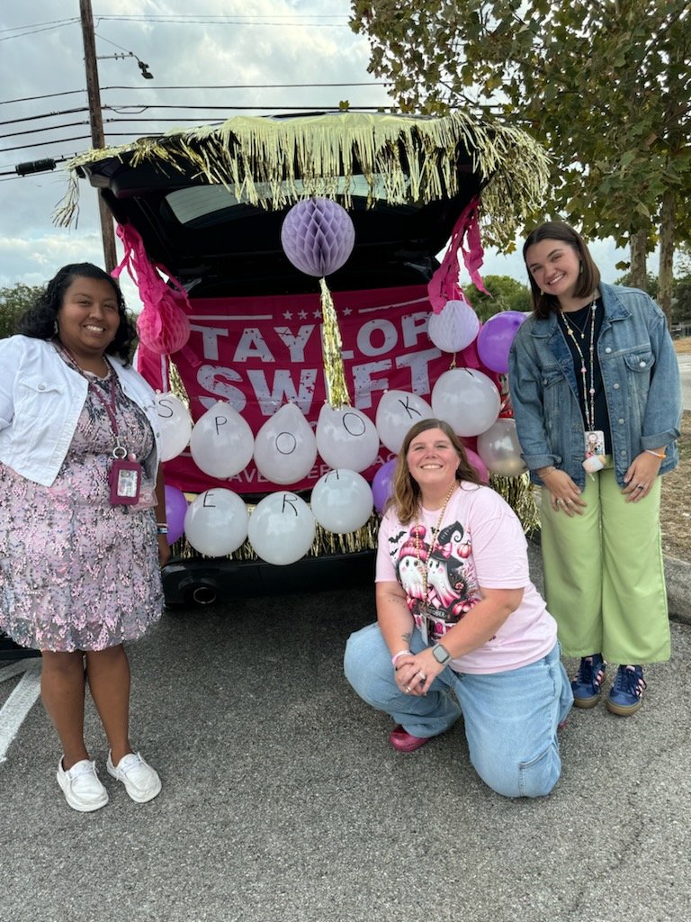 Ms_SPerez's tweet photo. Today's trunk or treat was a success @LBJelem @Mrs_Gaffney1 https://t.co/eRSJZkquIC