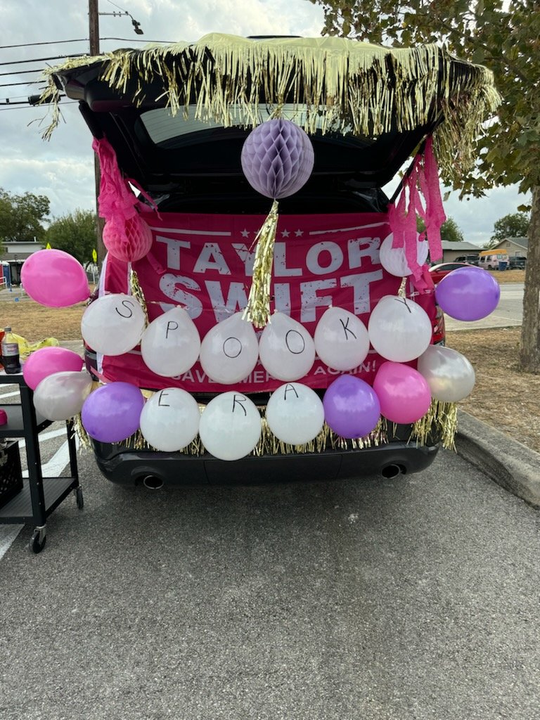 Ms_SPerez's tweet photo. Today's trunk or treat was a success @LBJelem @Mrs_Gaffney1 https://t.co/eRSJZkquIC