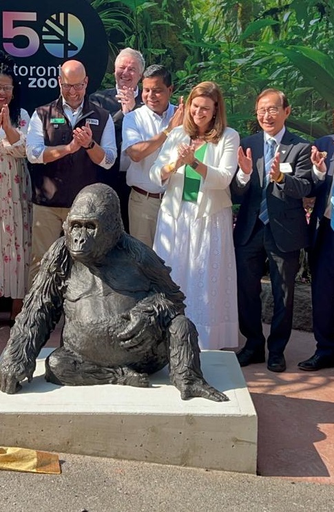 RaymondChoPC's tweet photo. Saddened by the passing of🦍Charles, a beloved icon @TheTorontoZoo since its opening in 1974 in #ScarbTO.
He was a great ambassador for the Zoo and our city, and will be profoundly missed. As former longtime Board Chair, sending my condolences to everyone at the Zoo.
#RIPCharles https://t.co/YzR2UnCowr