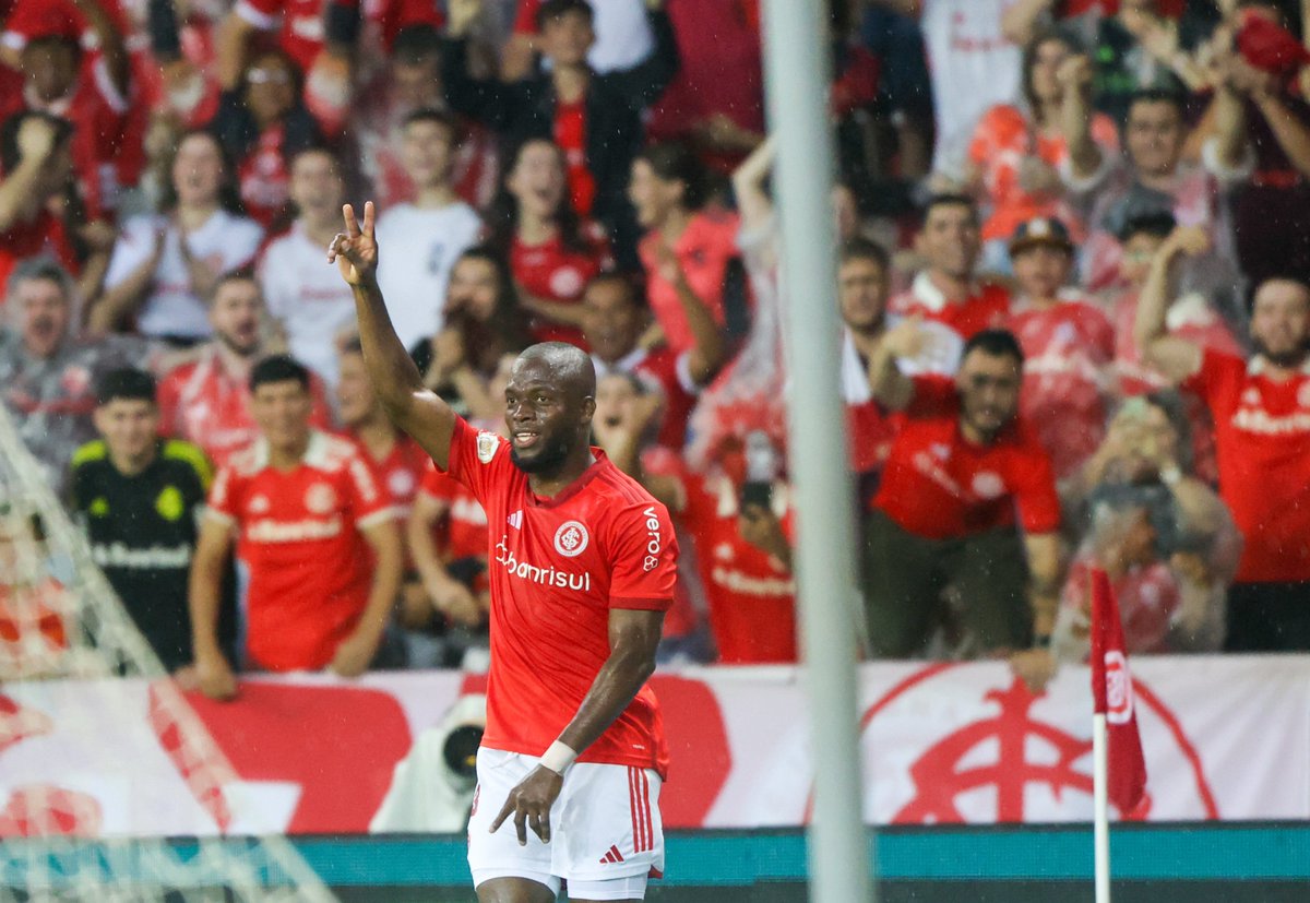 gatomestre's tweet photo. FESTA COLORADA ⚽️

Enner Valencia sai cara a cara com Rossi e chuta no canto para empatar o jogo no Beira-Rio.

É o 23º gol do equatoriano com a camisa do Inter.

📷: Ricardo Duarte/Internacional https://t.co/AtzmG2JzB3
