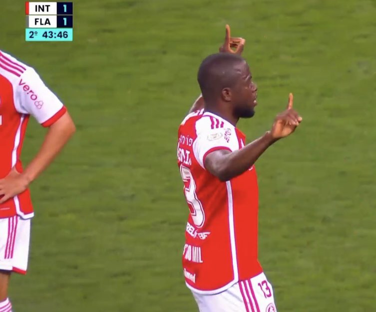samengo_ofc's tweet photo. ELE DEU UMA LIBERTADORES PRO FLUMINENSE, 
ELE DEU UMA COPA AMERICA PRA ARGENTINA 

MAS É CLARO QUE IRIAMOS LEVAR GOL DO ANTI CRISTO https://t.co/xtipeo8AKP
