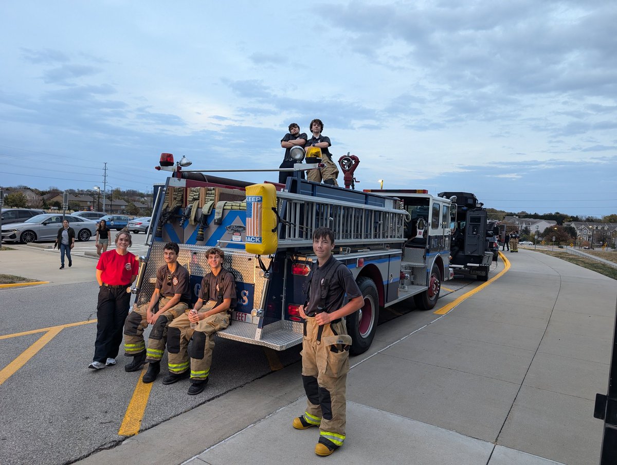 Public Safety Open House was rockin tonight! Welcome to 8th graders! Yes, the program really is this cool! <a href="/OWNovacekOWLS/">Jay Novacek</a> <a href="/OWPSAcademy/">Olathe West Public Safety Academy</a>