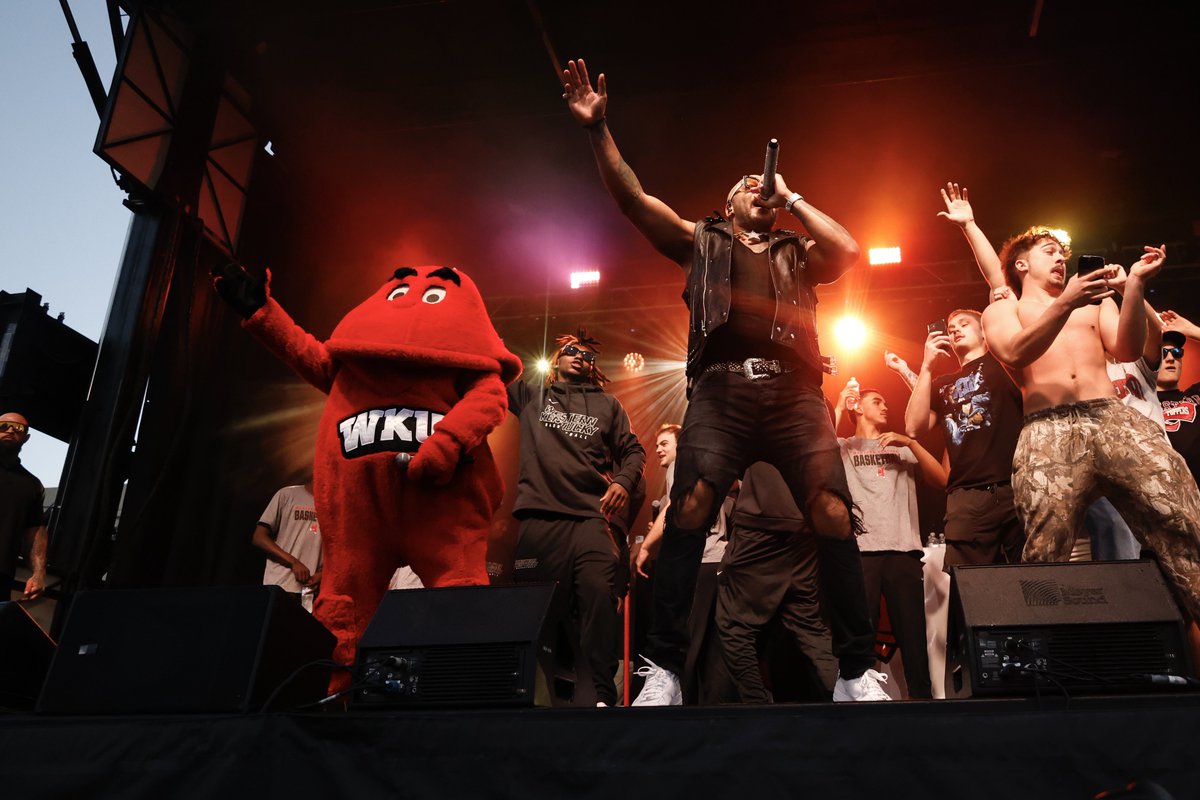 WKUSports's tweet photo. Flo Rida ✘ Big Red 😤🔥

#GoTops | @official_flo https://t.co/OoxBnhLKmp