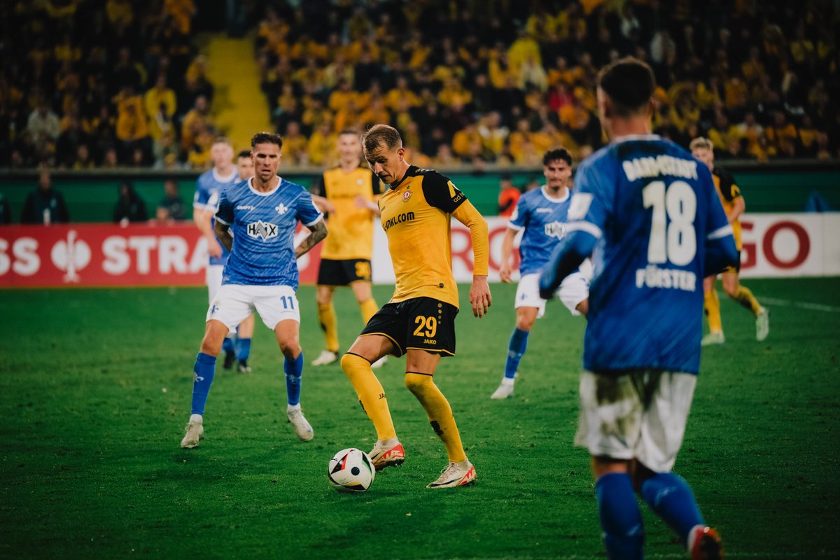 DynamoDresden's tweet photo. Am Ende einer langen Pokalnacht stehen wir leider mit leeren Händen da. 👉 https://t.co/xvOKbjjQhJ #SGDSVD 2:3 #sgd1953 https://t.co/OnA94yzfWN